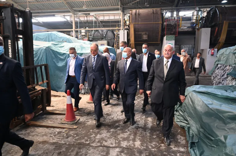 وزير الصناعة يتفقد مدينة الجلود بالروبيكي ومصنعيْ أدوية وأغذية بمدينة بدر